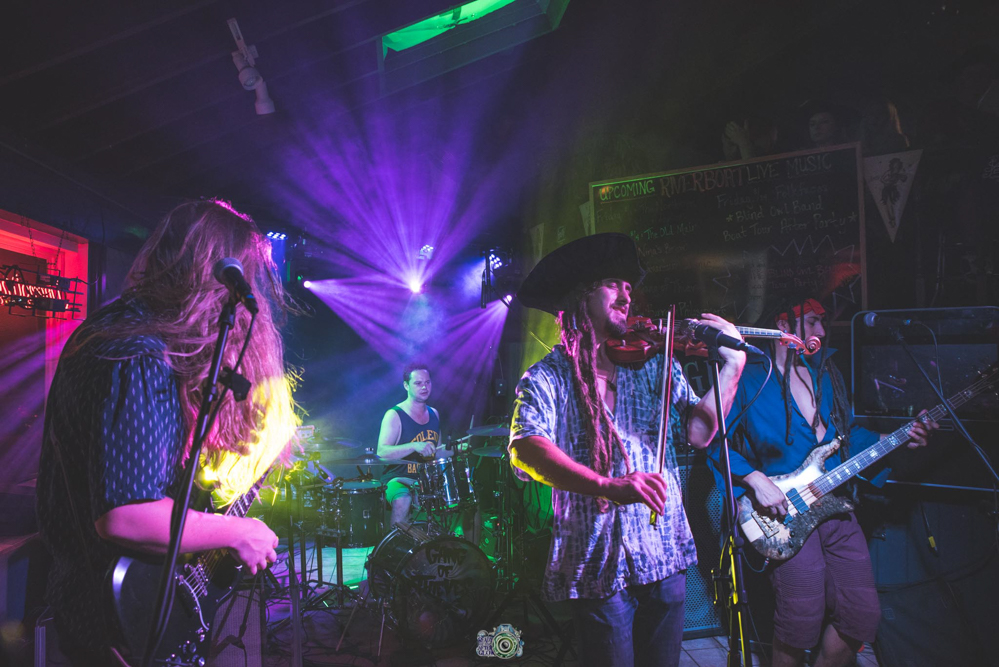 Gang Of Theives Make a Stop at the Riverboat Bar