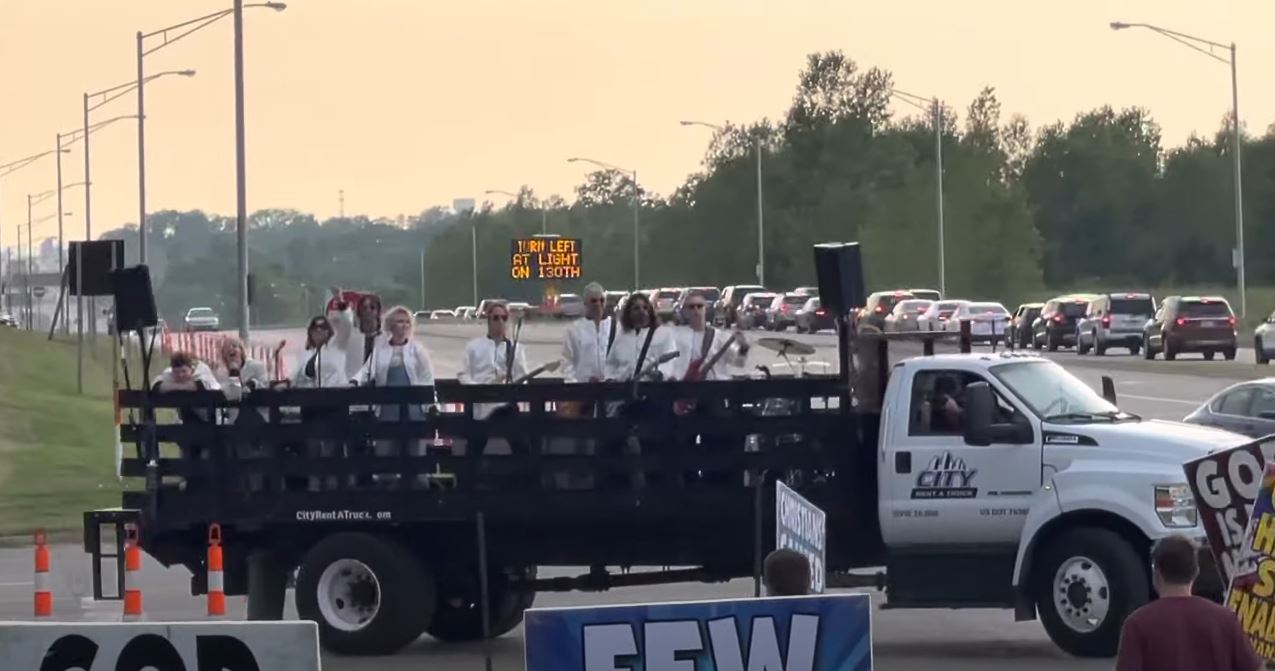 Westboro Baptist Church Trolled By The Foo Fighters In Kansas City