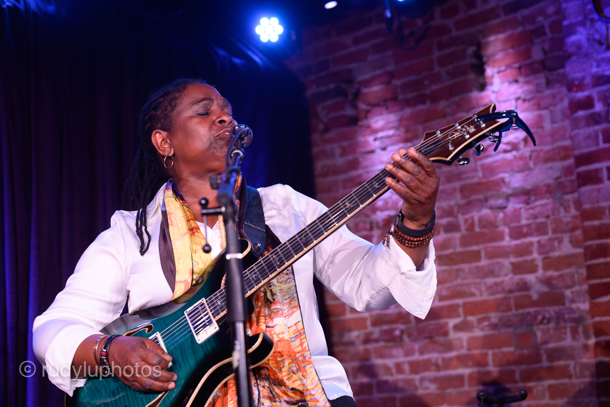 Ruthie Foster Provides Loads Of Fun at Solo Performance at Caffe Lena 10.23.25
